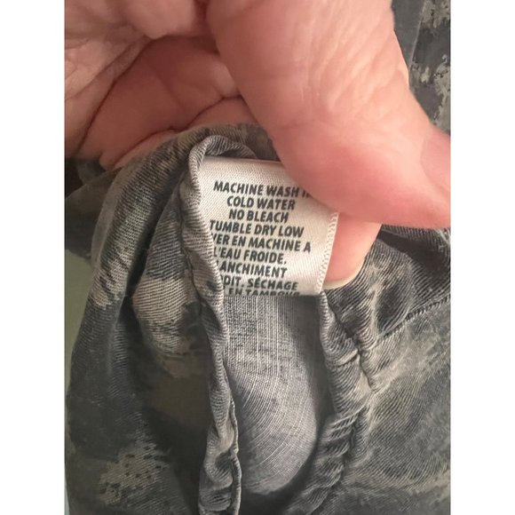 BELLA DAHL Green Leopard Print Split Back Button Down Size Small Tencel - Picture 9 of 9